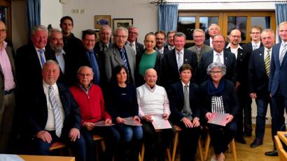 Bild: R. Kreuzer
Karlheinz Ach (rechts) gratuliert den Geehrten und den gewählten Vorstandsmitgliedern.