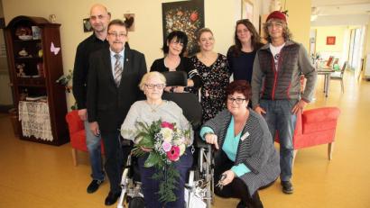 Bild: wro
Anneliese Sobotta (sitzend) feierte im Senioren-Servicehaus ihren 80. Geburtstag. Es gratulierten (von links) Frank (Lebenspartner von Tochter Tania), Zweiter Bürgermeister Karl Busch, Tochter Tania, Enkelin Teresa, Steffi und Oli (Sohn) sowie im Namen des Senioren-Servicehauses Pflegedienstleiterin Daniela Lang (vorne rechts).