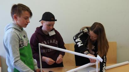 Bild: Bühner
Übungsaufgabe im Schülerpraxiscenter um Kompetenzen der Mittelschüler zu beobachten: Aus Flip-Chart-Blättern muss eine Laufröhre für Murmeln gebaut werden.