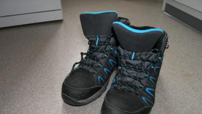 Bild: Polizei
Wem gehören diese Schuhe? Die Polizei bittet die Bevölkerung um Mithilfe.