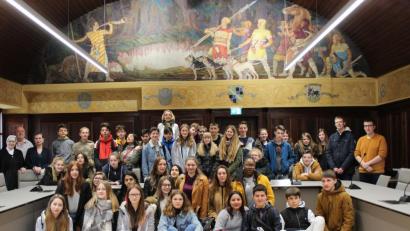 Bild: cs
Die französische Schülergruppe mit Schülerinnen und Schülern der Realschule Auerbach, den Lehrkräften und dem Geschäftsleiter der Stadtverwaltung, Michael Bierl.