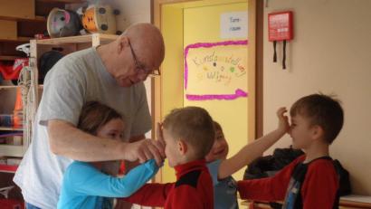 Bild: u
An vier Vormittagen vermittelt Klaus Inderst den Vorschulkindern des St.-Wolfgang-Kindergartens in einem Selbstverteidigungskurs, wie sie sich selbst behaupten können und bei Gefahren reagieren sollen. So bringt er den Kindern bei, einen potentiellen Gegner fest der Nase zu rubbeln und so abzuwehren.