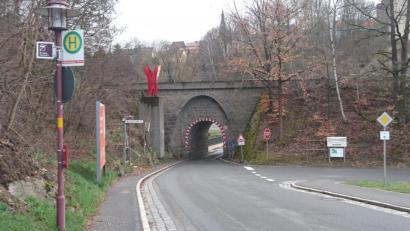 Bild: Lowak
Kanalarbeiten haben Vorrang, deshalb ist die Straße zwischen Windischeschenbach und Neuhaus bis Mitte Mai gesperrt. Auch für Fußgänger gibt es kein Durchkommen.