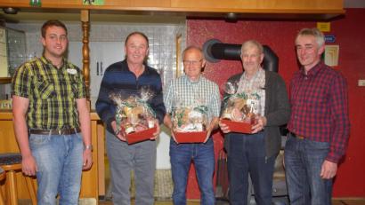 Bild: mmj
Jagdvorsteher Andreas Kulzer (rechts) und sein Stellvertreter Florian Ring (links) dankten (ab Zweiter von links) Hans Linsmeier, Hans Kaiser und Alfred Bayer für jahrzehntelange Mitarbeit in der Vorstandschaft oder als Kassenprüfer.