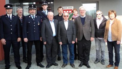 Bild: ksi
Bürgermeister Hans Wilhelm (Fünfter von links) freute sich über den Besuch seines Amtskollegen František Čurka (Siebter von links) aus der tschechischen Partnergemeinde Hálže und des Feuerwehrkommandanten Frantisek Čurka jun. (links).