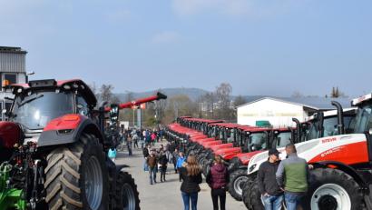 Bild: bnr
Ein beeindruckendes Spalier von Traktoren der Marken Case und Setyr hatte die Firma Igl-Landtechnik aufgereiht. 150 Exemplare standen zur Auswahl.