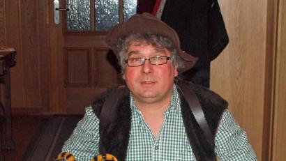 Bild: sön
Ziegenhirt Mulzi (Gerhard Fleischmann) mit seinen zwei Geißböcken schwadronierte über seine Schwierigkeiten mit dem Doppelbock. "Aber über Rieden weiß ich Geschichten, über Personen und Vereine kann ich berichten.“