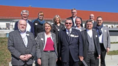 Bild: nm
Das Rotary-Team mit dem Governor des Districts 1880, Wilhelm J. Dietl (vorne, von links), und Präsidentin Irene Fritz beschäftigt sich mit 80 Gästen im "Museumscafé" mit den Erfahrungen der Rotarier mit dem Nationalsozialismus udn den Folgerungen daraus für die aktuelle politische Debatte.