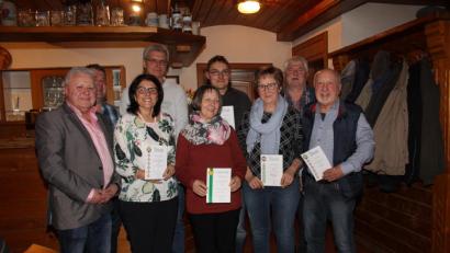 Bild: frd
Abteilungsleiter Alois Früchtl (Zweiter von rechts), Dritter Bürgermeister Peter Forster und stellvertretender Abteilungsleiter Herbert Bauer (von links) gratulieren den ausdauerndsten Wanderern. Klara Früchtl, Manfred Scheck, Monika Spitzl, André Würker, Christa Helgert und Toni Zimmert (mit Urkunden, von links) sind unermüdlich unterwegs gewesen.