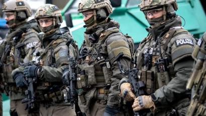 Bild: Sven Hoppe/dpa (Symbolbild)
Im Kreis Amberg-Sulzbach griff eine bayerisches SEK zu: Es gab zwei Festnahmen wegen des Verdachts der Terrorunterstützung.
