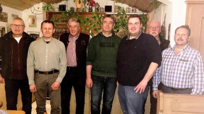 Bild: ld
Die neue Vorstandschaft der Jagdgenossenschaft mit Jagdvorsteher Alexander Moller (Mitte) und Stellvertreter Florian Söllner (Dritter von rechts). Neuer Schriftführer ist Armin Schmelzer (Zweiter von rechts)