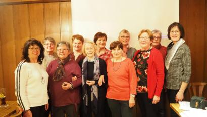 Bild: exb
Rosemarie Braun gehört dem Frauenbund Oberköblitz 20 Jahre an. Das Vorstandsteam gratulierte. Im Bild von links Maria Schlögl, Rita Reis, Rosemarie Braun, Maria Krös, Maria Mergans, Christa Appl, Brigitte Leitl, Monika Richthammer, Christa Mages, Marianne Schober und Anita Wiesent.