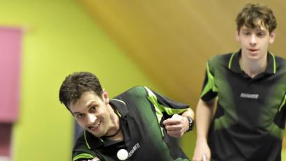 Bild: Hubert Ziegle
Die Schnaittenbacher Martin Petrak (vorne am Ball) und Nils Baierl (rechts) schlugen im Schlussdoppel das Windheimer Duo Armin Raab/Andreas Trebes in vier Sätzen und sorgten damit für den 8:8-Endstand