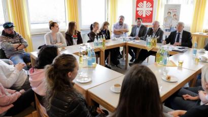 Bild: Wolfgang Steinbacher
Bundestagsabgeordneter Alois Karl (CSU) hat sich die Zeit genommen, damit ihm der Pflege-Nachwuchs des Caritasverbands Amberg-Sulzbach über die Lage im Beruf aufklären kann.