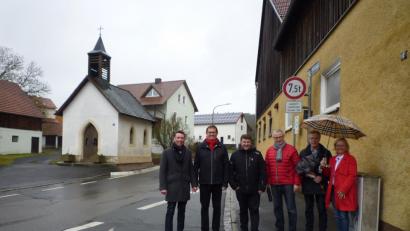 Bild: exb
Für CSU-Ortsvorsitzenden Norbert Wasner (Dritter von rechts) und Rupert Natter (Zweiter von links), den Vorsitzenden der Kommunalpolitischen Vereinigung, steht fest: Im Stadtteil Schäflohe sind Autofahrer teilweise viel zu schnell unterwegs. Das soll sich nun ändern. Rückendeckung kommt von der Stadtratsfraktion.