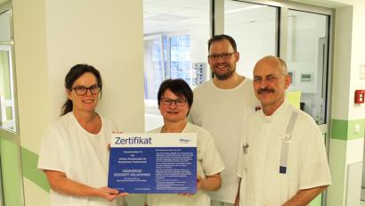 Bild: exb
Michaela Helm, Monika Schmid, Martin Hartung und Rudolf Werner (von links) freuen sich über die Auszeichnung als „Angehörigenfreundliche Intensivstation.