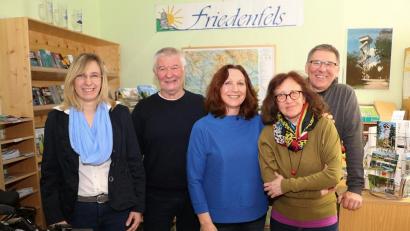 Bild: bsc
Joachim und Gabriele Preuschl aus Wiesloch (Zweiter und Dritte von links) verbrachten dieser Tage ihren 40. Urlaub in der Steinwaldregion. Tourist-Info-Leiterin Melanie Höfer (links) und die Quartiergeber Oskar und Zita Schuster (von rechts) dankten den Gästen für die besondere Treue und überreichten Geschenke und Urkunden.