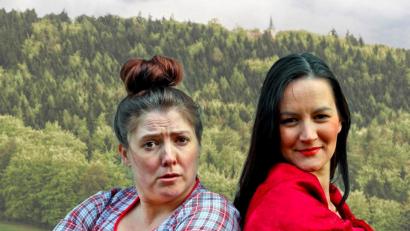 Bild: gio
Monika Altmann (rechts) und Ramona Miesbeck (links) spielen die zwei unterschiedlichen Schwestern Susi und Liesel.