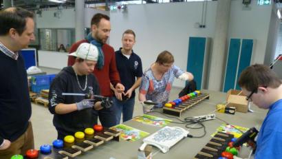 Bild: usc
Drei Beschäftigte der Jura-Werkstätten „tunen“ rund 6.000 große und kleine Rennenten. Der erste Schwung wurde bereits rechtzeitig zum Verkaufsstart ausgeliefert. RT-Präsident Michael Rogenhofer, Vizepräsident Franz Kummert und PR-Beauftragter Andreas Wismet (von links) überzeugten sich vom raschen Fortgang der Arbeiten.