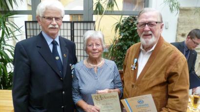 Bild: usc
Treuezeichen verlieh der Vorsitzende der Militärkameradschaft Amberg, Franz Kölbl (links), an Werner Naundorf und Elsa Feldmann.