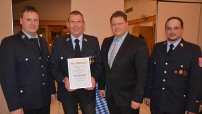 Bild: jr
Seit 40 Jahren gehört Martin Zeitler (Zweiter von links) der Feuerwehr Pechofen an. Es gratulierten (von rechts) Kommandant Thomas Zintl und Zweiter Bürgermeister Stefan Grillmeier sowie (links) Vorsitzender Matthias Lindinger.