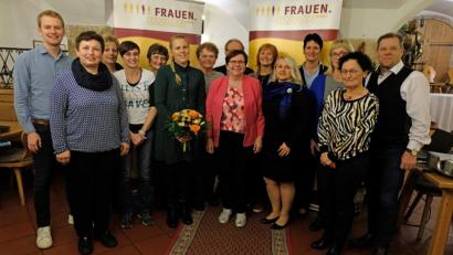 Bild: u
Einen neuen Vorstand wählt der FU-Ortsverband Hirschau (von links): CSU-Ortsvorsitzender Florentin Siegert, Gisela Luber, Rosi Schönberger, Anne-Marie Schinabeck, Rita Beck, FU-Ortsvorsitzende Michaela Meier, FU-Ehrenvorsitzende Heidi Flierl, Bärbel Birner, CSU-Fraktions-Chef Hans-Jürgen Schönberger (verdeckt), Kerstin Ackermann, Maria Knietsch, Birgit Birner, Marianne Lobenhofer, Gisela König und Dritter Bürgermeister Peter Leitsoni.