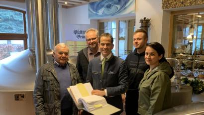 Bild: wmi
Bei seinem Besuch in Schlammersdorf macht Bundestagsabgeordneter Albert Rupprecht (Mitte) zusammen mit Ehrenvorsitzendem Georg Walberer sowie Braumeister und Kreisrat Johannes Püttner (von links), CSU-Ortsvorsitzender Tanja Renner und Jeremias Püttner auch im Sudhaus der Brauerei Station.