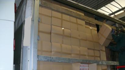 Bild: Hauptzollamt Regensburg
Doppelte Stirnwand als Schmuggelversteck für Zigaretten