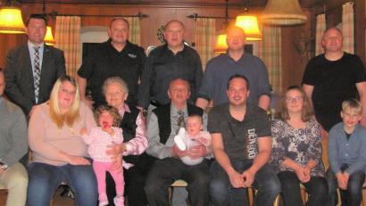 Bild: tu
Paula Schrödl (vorne, Vierte von links) feiert mit ihrem Ehemann Johann (vorne, Fünfter von links) mit ihren vier Söhnen und mit den sechs Enkeln und zwei Urenkeln Geburtstag. Auch Bürgermeister Rainer Rewitzer (hinten, links) gratuliert.