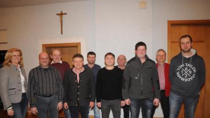 Bild: bey
Zweite Bürgermeisterin Andrea Lang (links) gratuliert Ortsvorsitzendem Herbert Lindner, den Stellvertreterm Anton Nistler und Christian Riedl, Schriftführer Maximilian Wolf, Kassier Markus Grötsch (vorne, von links) sowie den Beisitzern und Kassenprüfern (hinten) zur Wiederwahl.	Bild: bey