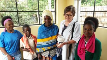 Bild: exb
Dr. Annemarie Schraml ist sehr gerührt, als sie die ersten zwei Eier der HÜhner im neuen Haus geschenkt bekommt.