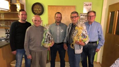 Bild: gi
Jagdvorsteher Karl Eckl (Mitte) gratuliert im Anschluss den langjährigen Mitpächtern Karl Eckl und Ludwig Pregler (von links) nachträglich zu ihrem 80. Geburtstag. Er dankt ihnen für die langjährige gute Zusammenarbeit und überreicht ihnen im Namen der Jagdgenossenschaft ein Geschenk. Dazu gratulieren auch Kassier Jakob Sauer (links) und Schriftführer Eduard Fuchs (rechts).