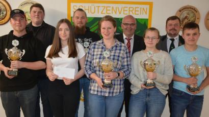 Bild: jr
Die Siegerehrung der Marktmeisterschaft fand im Vereinsheim der Ringelstein-Schützen statt. Im Bild (von links) Daniel Ott, Johannes Helm, Jule Wallerer, Tino Ulrich, Ramona Ulrich, Bürgermeister Klaus Meyer, Sophia Smola, Sportleiter Stefan Zant und Lucas Scharnagl.