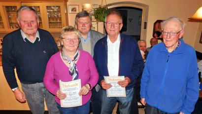 Bild: hai
40 Jahre gehören Angela und Manfred Bauer (vorne von links) dem Kulturverein an. Vorsitzender Sepp Mittelmeyer (rechts), Stellvertreter Rudi Richter (links) und Bürgermeister Manfred Porsch (Mitte) zeichnen sie dafür in der Jahreshauptversammlung aus.