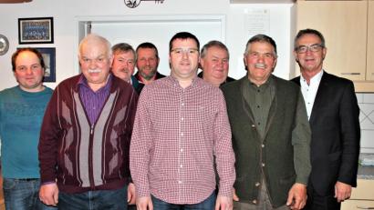 Bild: stg
Georg Weber (Zweiter von links) bleibt Vorsteher der Jagdgenossenschaft Höflas. Ihn vertritt künftig Josef Kreuzer junior (Vierter von rechts).