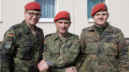 Bild: ahb
Für Oberstleutnant Alexander Kolb (Mitte) und Major Sebastian Mey (links) geht ein gemeinsames dreijähriges Wirken für den Verband/die Kompanie zu Ende. Hauptmann Björn Kloß (rechts) ist nun neuer Chef der 2. Kompanie.
