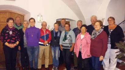 Bild: aove
AOVE-Geschäftsführerin Waltraud Lobenhofer (Erste von rechts) und Katja Stiegler (Vierte von links), zuständig für die Organisation der touristischen Aktivitäten, mit den AOVE-Kulturführern beim jährlichen Treffen. (Bild: AOVE)