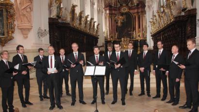 Bild: kro
Das Vokelensemble Hubert Velten unter der Leitung von Pfarrer Holger Kruschina (Vierter von links).