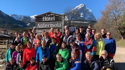 Bild: exb
Beim viertägigen Skiausflug der Pistenschwinger nach Südtirol herrscht herrliches Wetter. Hier versammelt sich die Gruppe vor dem 2875 Meter hohen Peitlerkofel.