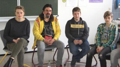 Bild: Hirsch
Jugendsozialarbeiterin Maleen Berger (links) organisierte an der Kreuzbergschule Veranstaltungen zur Suchtprävention.
