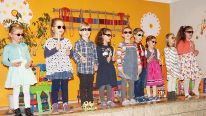 Bild: weu
Die Kinder der musikalischen Früherziehung Teunz sangen mit viel Spaß das Lied vom „Gorilla mit der Sonnenbrille“. Die Darbietungen belohnt das Publikum mit viel Applaus.
