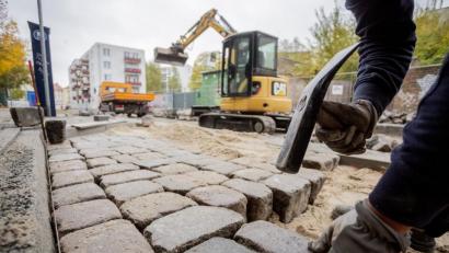 Bild: Christoph Soeder/dpa
Viele Gemeinden haben zwar neue Straßen gebaut, diese aber nicht vollständig erschlossen. Sie können jetzt bis 2021 fertiggestellt und damit auch mit den Bürgern abgerechnet werden.