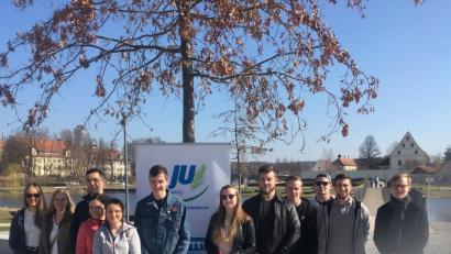Bild: exb
Die Helferinnen und Helfer vom Ortsverband der Jungen Union mit Ortsvorsitzenden Johannes Klinger (zweiter v.r.).