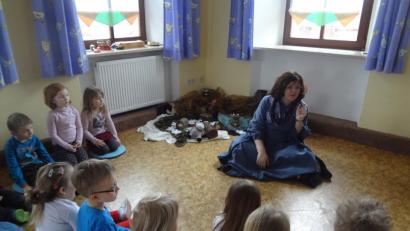 Bild: exb
Tanja Weiß erzählte den Kindern verschiedene Märchen.