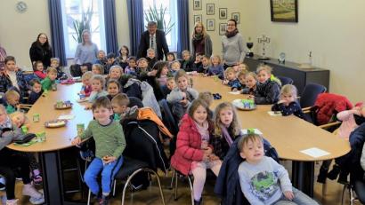 Bild: wlr
Der Besuch der Kindergartenkinder ist ganz schön anstrengend, aber auch sehr interessant. Sowohl die Kinder als auch der Bürgermeister und das Kindergartenpersonal haben miteinander eine schöne Zeit im Rathaus.