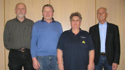 Bild: öt
Peter Wittmann führt als Vorsitzender der Siedlergemeinschaft, Hans Richtmann die Kassengeschäfte und Maria Riedl das Protokoll. Bürgermeister Peter König wurde als Kassenprüfer bestätigt (von links).