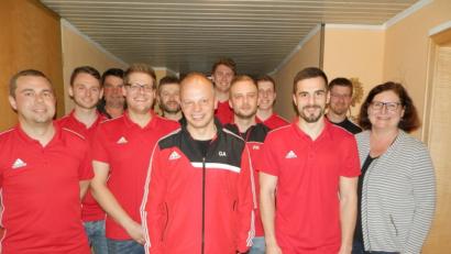 Bild: nia
Stellvertretende Bürgermeisterin Rita Salomon (rechts) gratulierte der neuen FC-Vorstandschaft um Vorsitzenden Alois Gillitzer (Mitte) zur Wahl.