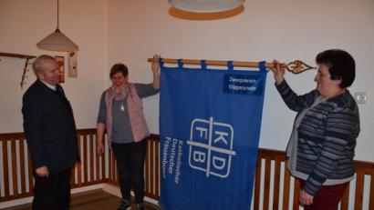 Bild: gi
Die neue Fahne wurde von den beiden Vorsitzenden Lisa Ach und Hildegard Balk (von links) ausgerollt und Pfarrer Josef Most sowie den Frauen gezeigt.