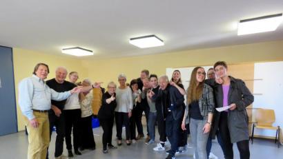 Bild: ubb
Die Workshopteilnehmer sowie die MTT-Vorsitzenden Florian Winklmüller (li.) und Manfred Grüssner (4 v. re.) zeigen dem Referenten Winfried Steinl (2 v. li.) ihre Begeisteriung über den tollen Workshops mit theatralischer Mimik und Gestik.