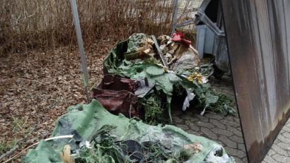 Bild: Landratsamt Wunsiedel
Völlig klein geschmolzen hat der Brand die grünen Müllcontainer, die im Keller der Schule gelagert waren.